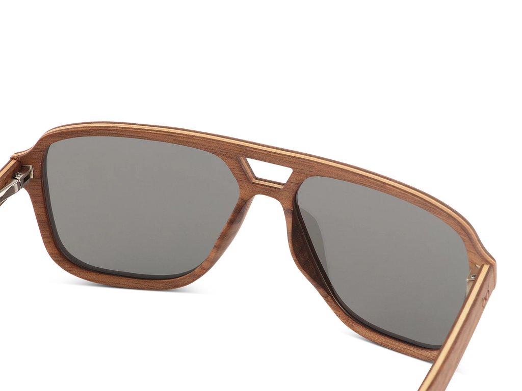 Aviator sunglasses with silver lens
